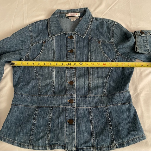 Bill Blass retro Y2K Blue Jean Jacket stretch denim fabric for a flattering fit. - Picture 4 of 9